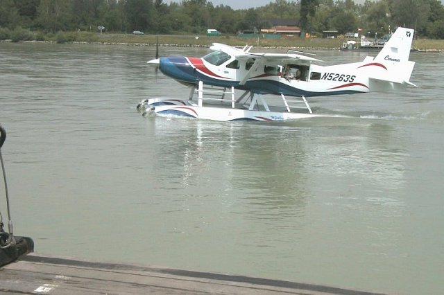 Anlegemanöver des Wasserflugzeugs in Klosterneuburg